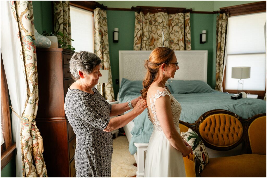 Bride getting ready with mom at The Howard House Atlanta